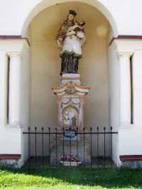 Stará Paka - kaplička se sochou sv. Jana Nepomuckého  