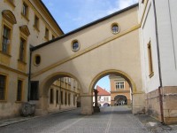 Jičín - Valdštejnský zámek, muzeum. Chodba do kostela sv. Jakuba	