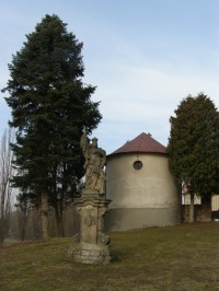 Krčín - kostel sv. Ducha a socha sv. Leopolda