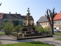 Česká Skalice - Husovo náměstí, pomník Boženy Němcové