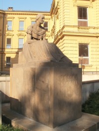 Hradec Králové - socha Boženy Němcové