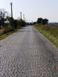 Dlážděná silnice u Třebechovic