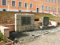 Lomnice nad Popelkou - pamětní deska umučených a památník plk. Truhláře
