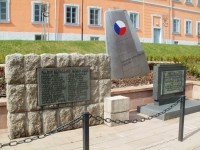 Lomnice nad Popelkou - pamětní deska umučených a památník plk. Truhláře