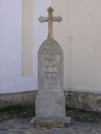 Týnec nad Labem - křížek u kostela sv. Jana Křtitele