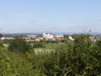 Veselský háj - Kákovice, výhled na Vysoké Veselí a Kozákovský hřbet v pozadí