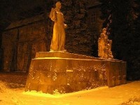 Smiřice - zámecká kaple Zjevení Páně a pomník obětí 2. sv. války,  foto Přemek Andrýs