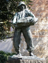 Hořice - socha Muže práce (Ze dne ke dni)