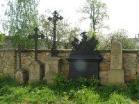 Všestary - pomníky na bitvy r. 1866 u kostela