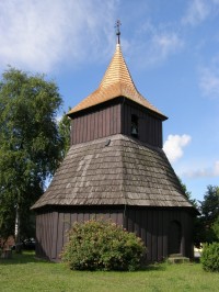 Měník - kostel sv. Václava a Stanislava s dřevěnou zvonicí
