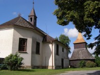 Měník - dřevěný kostel sv. Václava a Stanislava s dřevěnou zvonicí