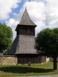 Vysočany - dřevěný kostel sv. Markéty s dřevěnou zvonicí