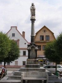 Žulová - žulový sloup se sochou Pany Marie
