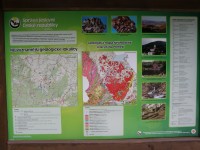 venkovní geologická expozice u jeskyní Na Pomezí