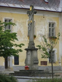 Králíky - Velké náměstí, kamenný kříž