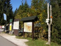 turistické rozcestí u dolní stanice lanovky na Medvědín
