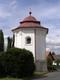 Slatiny - kostel Nanebevzetí Panny Marie, kaplička