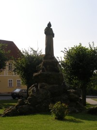 Železnice - pomník Mistra Jana Husa na Náměstí Svobody