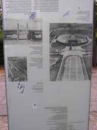 Berlín  - Olympijský stadion - popis historie na informačním totemu