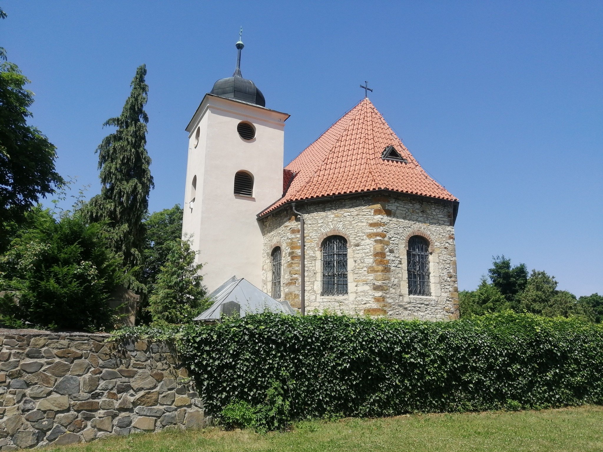Levý Hradec - kostel