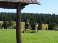 V pozadí dřevěná socha Seppa Rankla (srpen 2008)