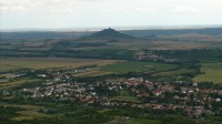 pohled na Sedlec z Košťálova - vlevo pod Házmburkem, v popředí Třebenice