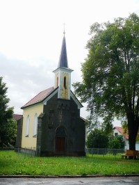 kostel v obci Topol