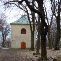 Kostelík a od něho vede křížová cesta