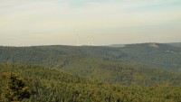 Pohled z vrcholu na protější vrch Tří pánů a sportareal Bouřňák