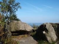 Panorama skrze kameny...je mezi nima škvíra,kterou je krásný pohled na Děčín