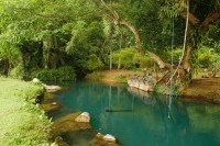 Modrá laguna pod jeskyní Tham Poukham