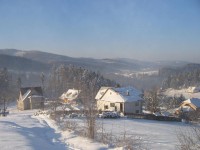 Turistická značka vedla přes a kolem různých stavení a vil