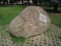 Humpolec – Hliníkova pamětní deska a Hujerova švestička (park Stromovka)