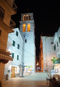 noční náměstí s kostelem a zvonicí