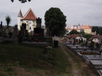 hřbitovní areál nad městem