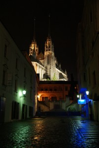 noční zmoklé Brno - katedrála