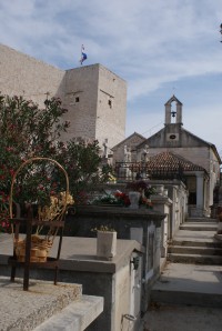 hřbitov, kostel a pevnost