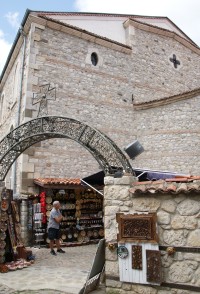 vstupní část do areálu kostela s bazarem