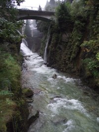 most nad horní částí vodopádu