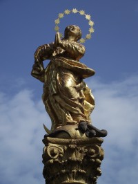Panna Marie na vrcholu morového sloupu