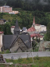 evangelický (horní) a farní (dolní) kostel v Bad Gastein 