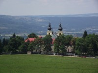 výhled z rozhledny na Dolní Hedeči (klášter)