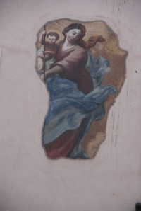 barokní freska Panny Marie s dítětem v sousedství