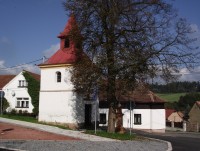 náves s kaplí v obci Hluboké Dvory