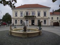 Kossuthovo náměstí - radnice s fontánou