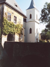 přístupový most a zámecký kostel