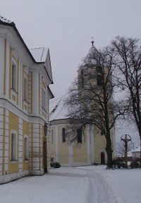 kostel s farní rezidencí