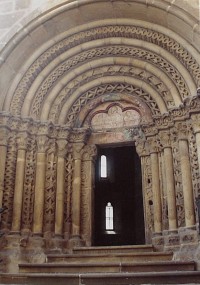 krásný románský portál
