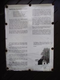 informační tabulka na dveřích kaple