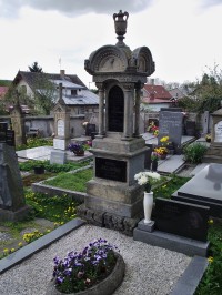 evangelický hřbitov s hrobkou Pelikánů